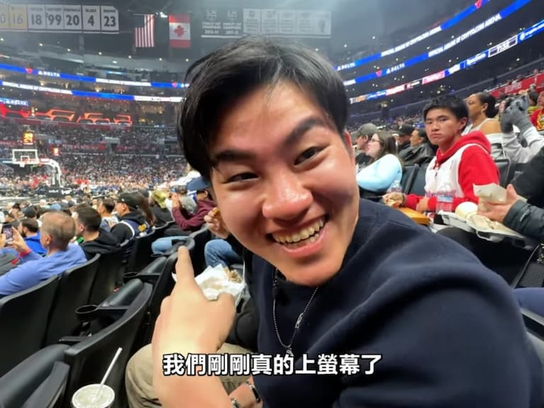 網紅 Joeman 首次看 NBA 意外登上大螢幕,忍不住直呼:「太爽啦!」