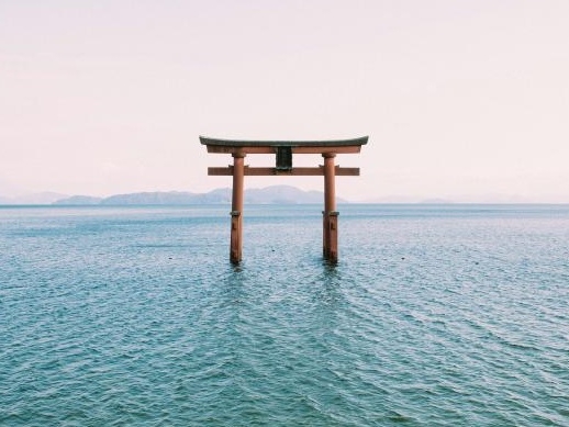 富士山黑幕、日本琵琶湖也設金屬圍欄阻止打卡亂象！負責人：「曾出過人命！」