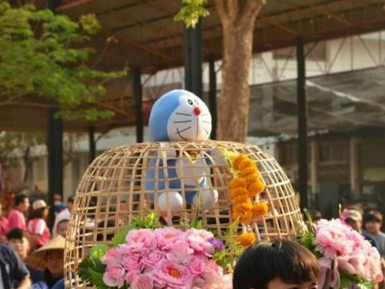 泰國村民以「哆啦 A 夢」玩偶取代真貓舉辦祈雨儀式，超可愛畫面吸引網友們大讚！