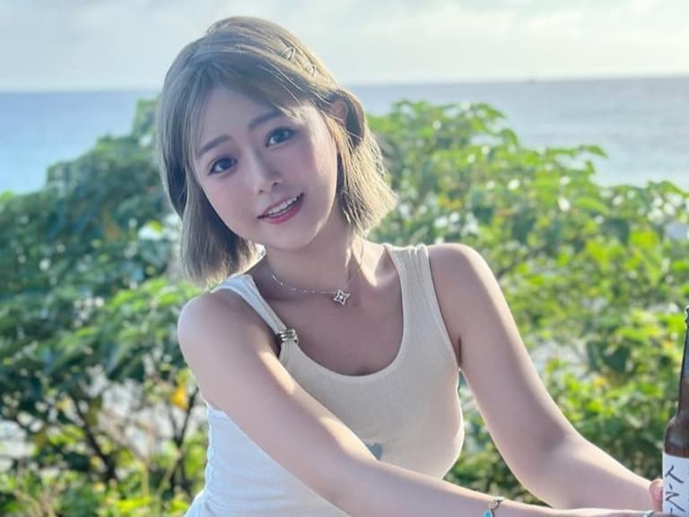 網紅海豚再度化身「麥當勞女神」好懷念！白色襯衫羞透火辣內裡，網友暴動：「又長大了！」【野生抓正妹】