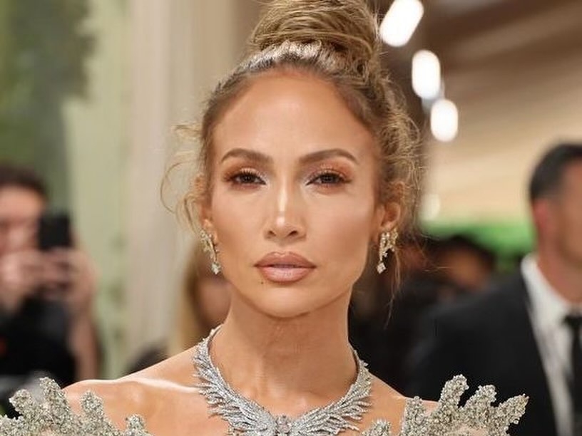 Met Gala 珍妮佛羅培茲 Jennifer Lopez 紅毯造型遭批評！網友：「她看起來滿臉灰塵！」