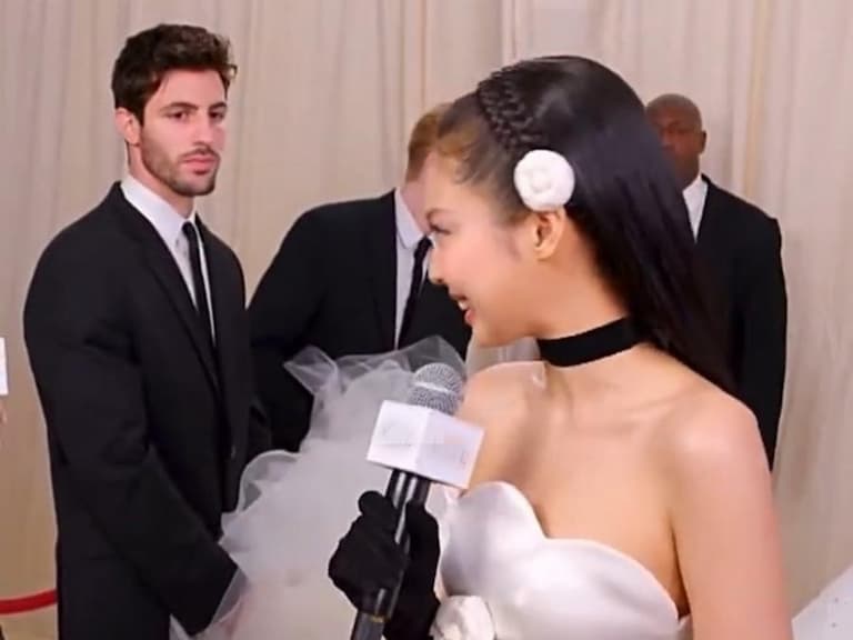 BLACKPINK Jennie 背後男模慘遭 Met Gala 開除!背後原因竟是:「長太帥!」