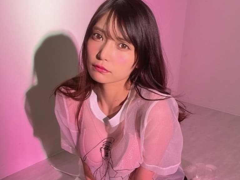 「暗黑版黑嘉嘉」似鳥沙也加放送事故曝光！工作照「遭鏡子出賣」火辣身軀全現形！【野生抓正妹】