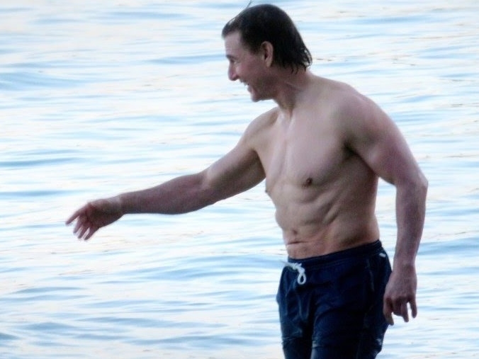《不可能的任務 8》湯姆克魯斯 Tom Cruise 裸上身拍攝，炸裂肌肉身材引網驚：「確定 61 歲？」