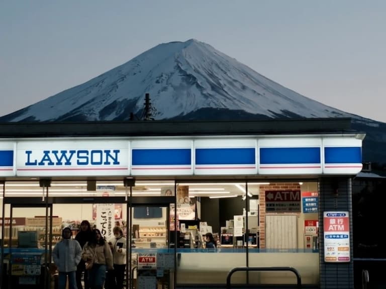 Lawson 富士山黑幕竟遭戳洞破壞！遊客再找新景點引網抨擊：「觀光公害！