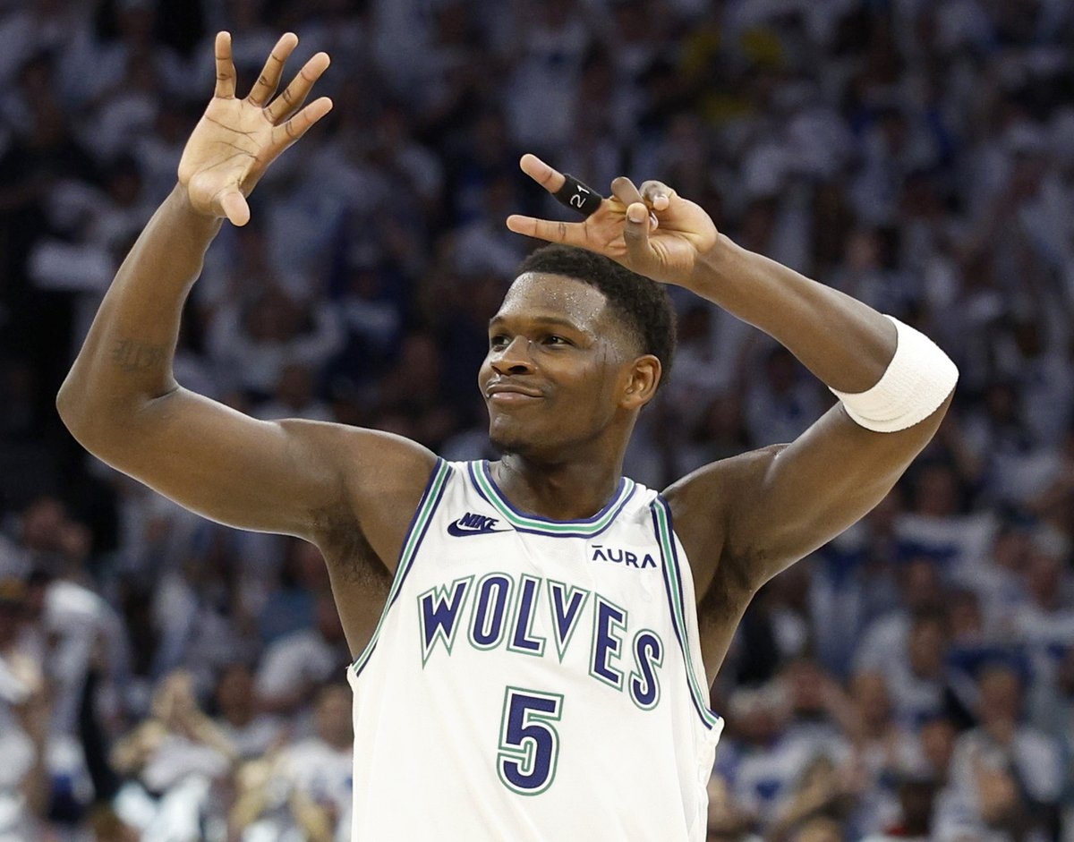 NBA／灰狼血洗金塊 45 分逼至搶七大戰，Anthony Edwards 手勢「比 7 」展現霸氣！