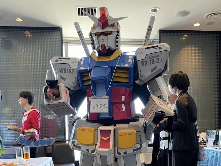 日本網友 Cosplay 成「機動戰士鋼彈」出席婚禮，超逗趣影片吸引超過 357 萬次觀看！