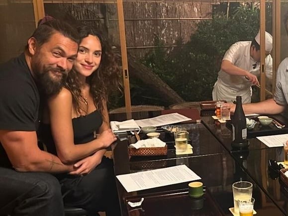 《水行俠》傑森摩莫亞 Jason Momoa 戀愛了！新歡是小 12 歲《魔比斯》超辣女星！