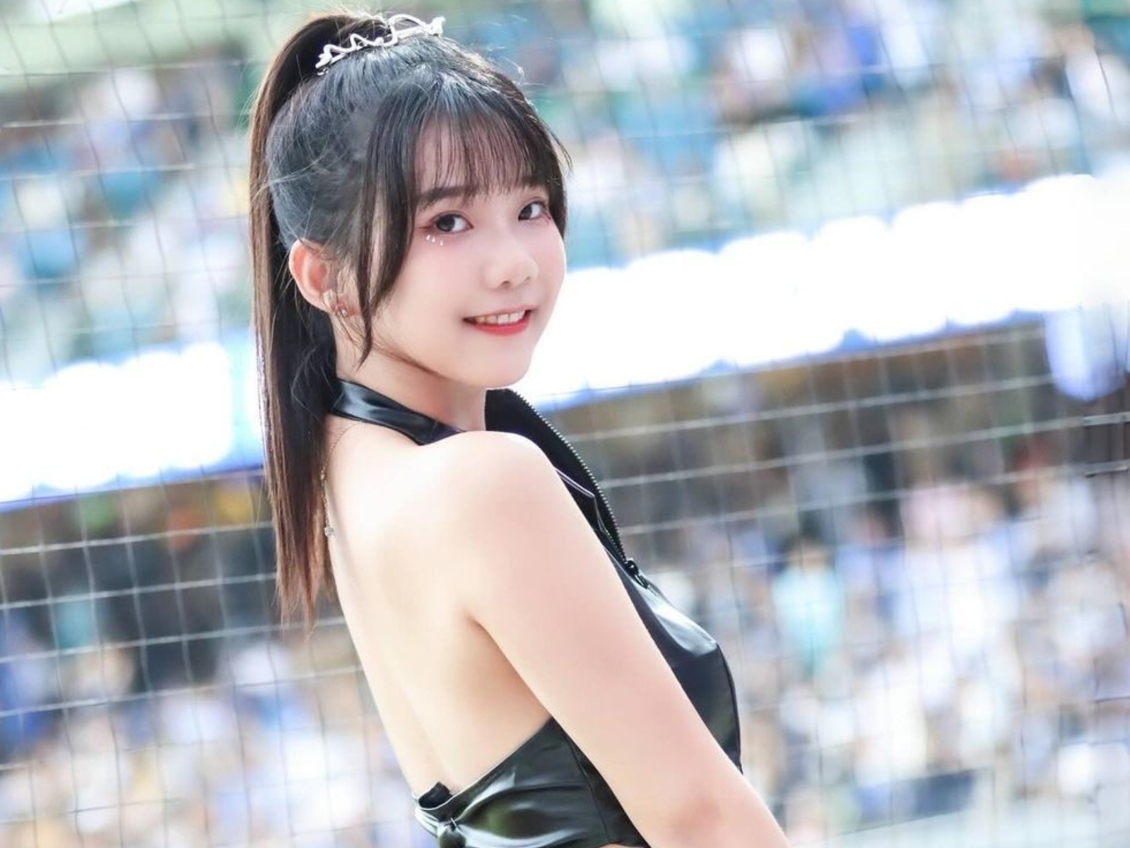 啦啦隊奶昔被封「富邦 IU」能甜能辣！現身台北東區炸出「豐滿身材」！【野生抓正妹】