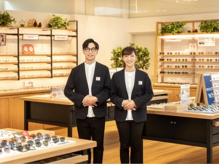 連兩年漲薪！銷售人員薪資日系眼鏡品牌最高，JINS七月起全員調薪 驗光師薪資漲幅12.5%