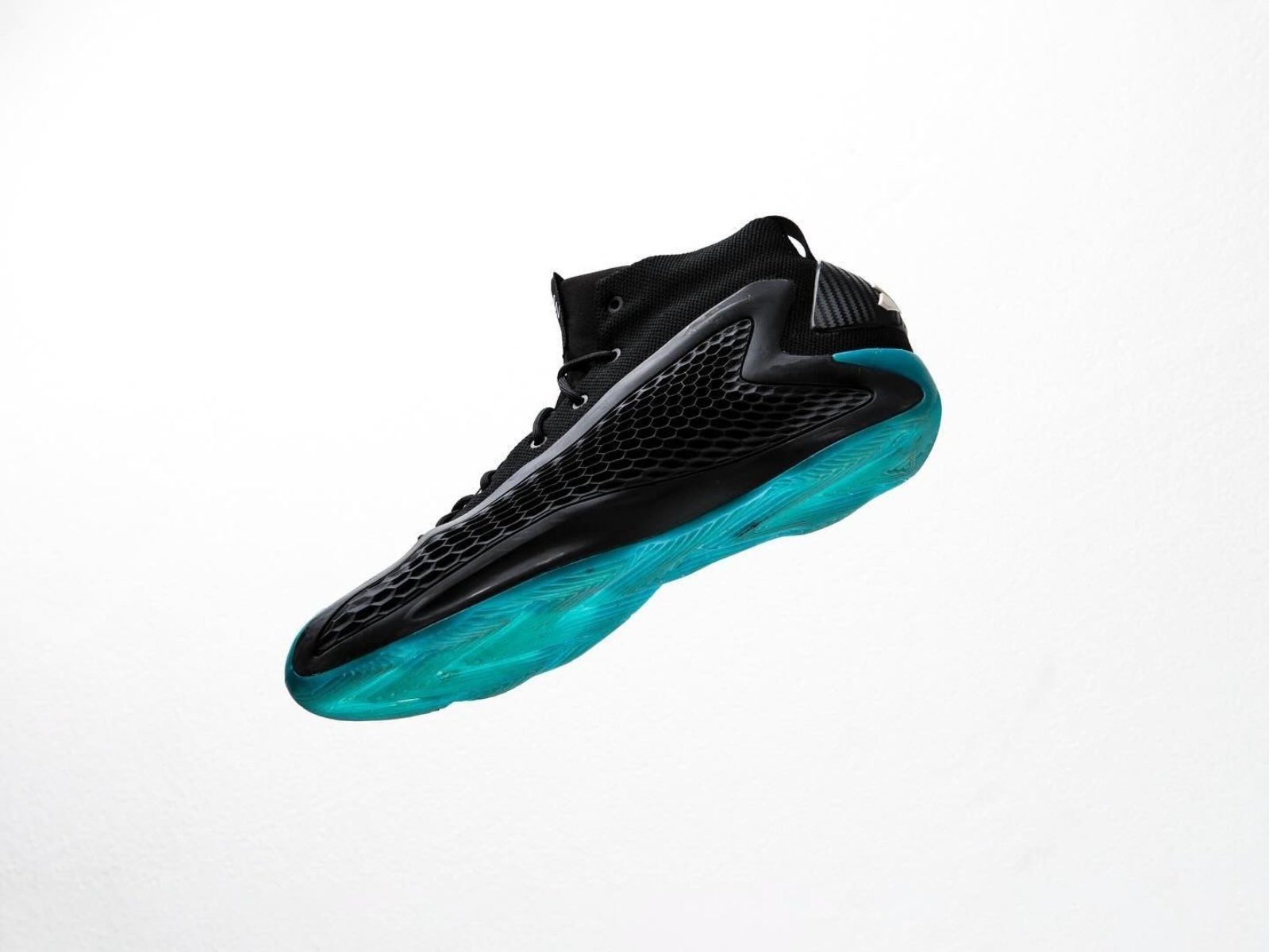 adidas AE 1 全新配色版本曝光，黑色鞋身＋湖藍大底你頂得住嗎？