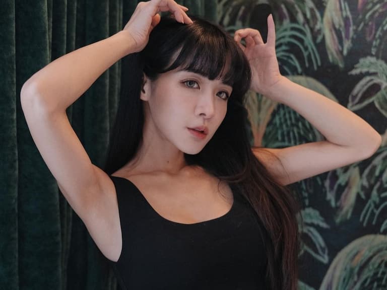 前「F.I.R.飛兒樂團」阿沁老婆花花成就解鎖！「雪地比基尼」解放火辣身材超犯規！【野生抓正妹】