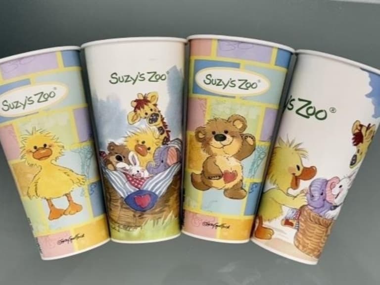 以超萌布夫熊聞名的「Suzy's Zoo」聯手無飲推出環保杯、悠遊卡與飲料杯，還有兩款聯名限定飲品「鳳梨熊冰茶」、「熊愛葡萄奶霜」等你來喝！