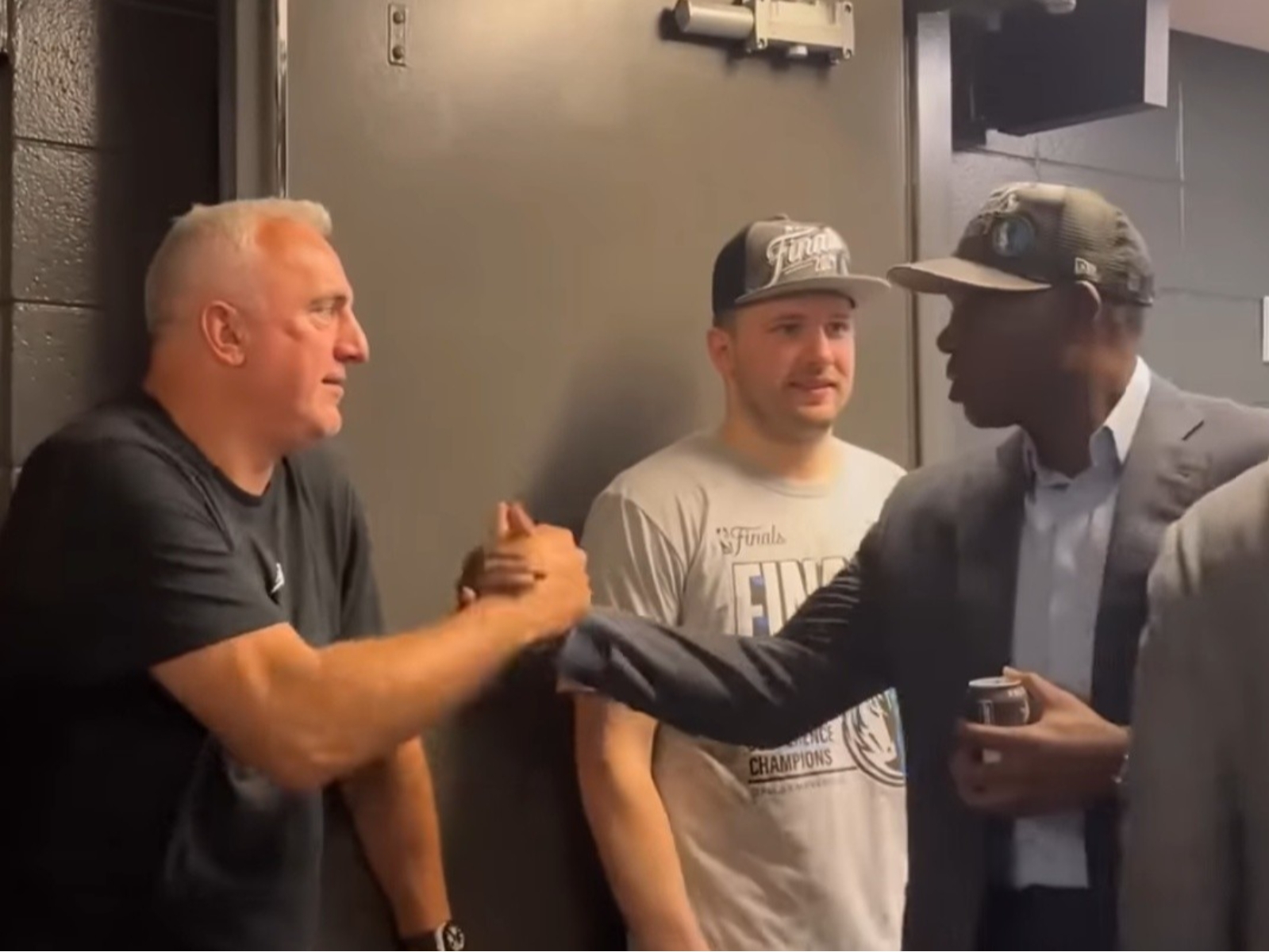 NBA／Luka Doncic 贏球想暢飲啤酒遭獨行俠大學長沒收，網友笑：「那麼胖還敢喝啊！」