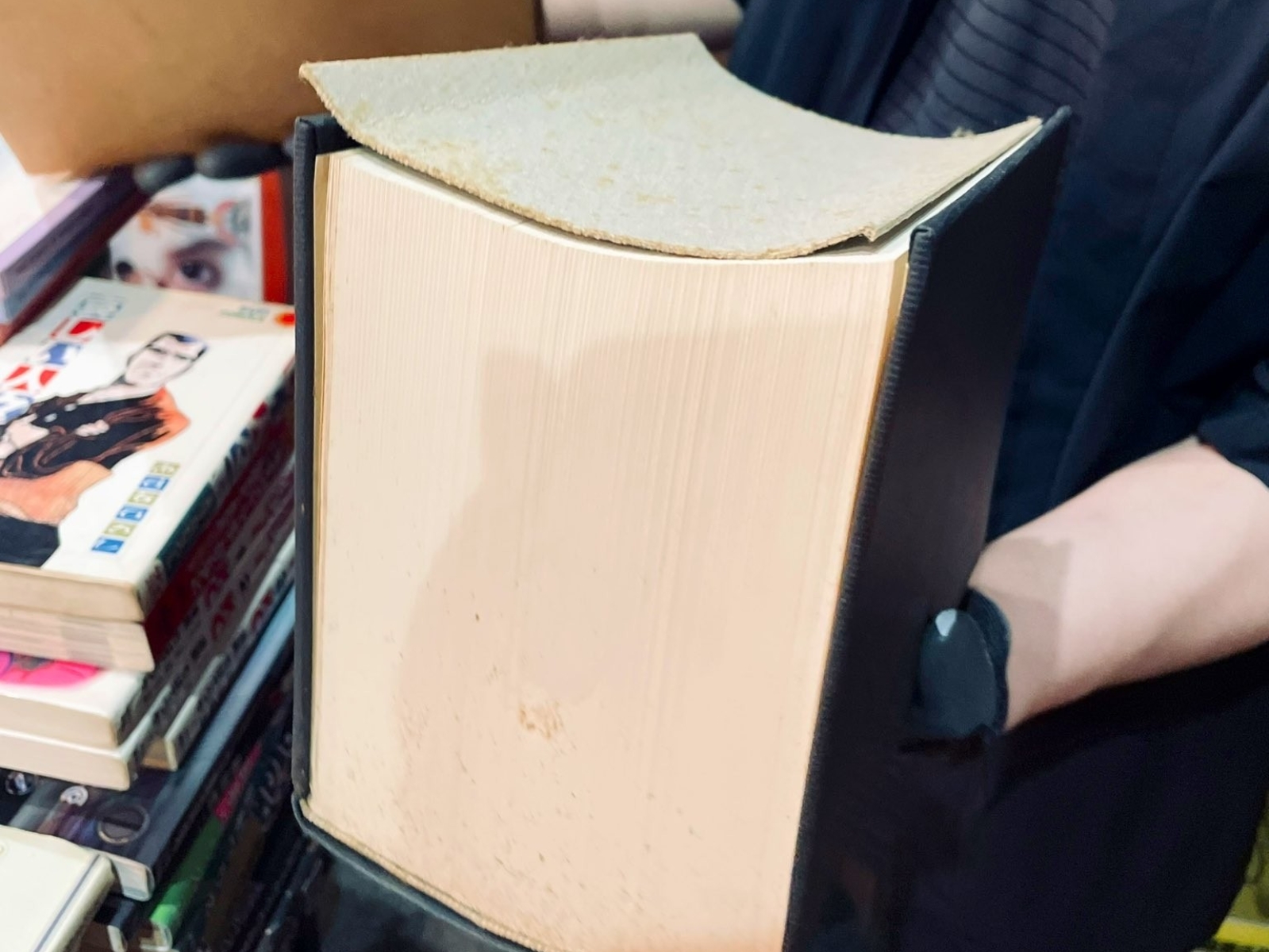 日本網友分享「此生見過最厚的書」引熱議，厚到可以榮登十大武器之首！