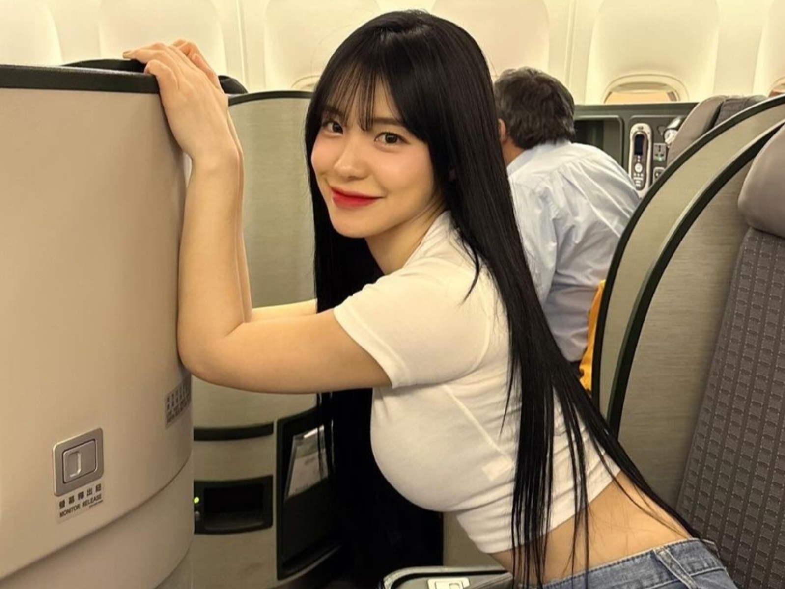 李多慧熱愛街頭熱舞！身後計程車停紅線也被拍，網喊：「都違規啦！」【野生抓正妹】