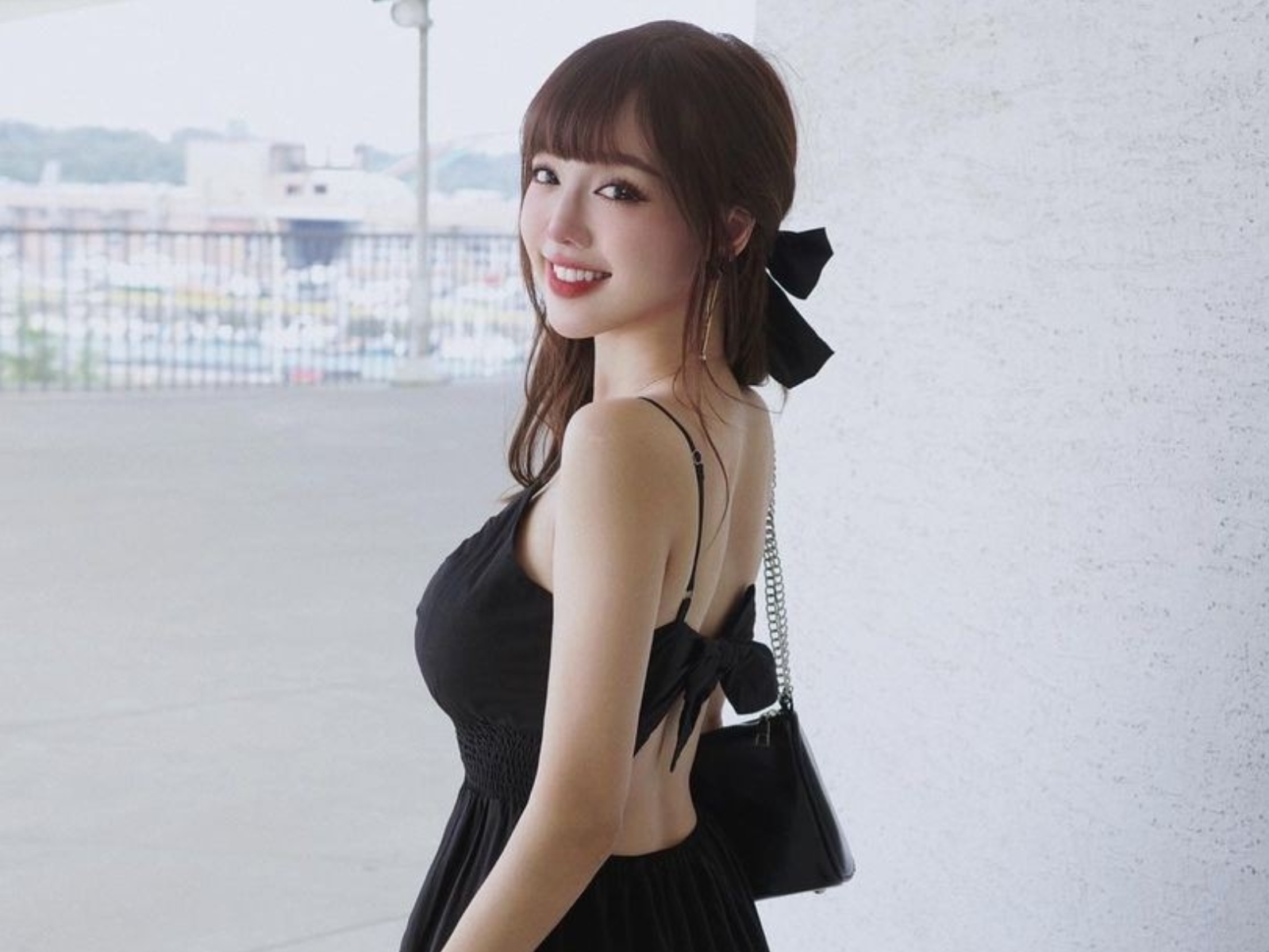 考照一次過成「新北最正女司機」！IG 真實身分曝光，網友求：「叫車專線請先留下來！」【野生抓正妹】