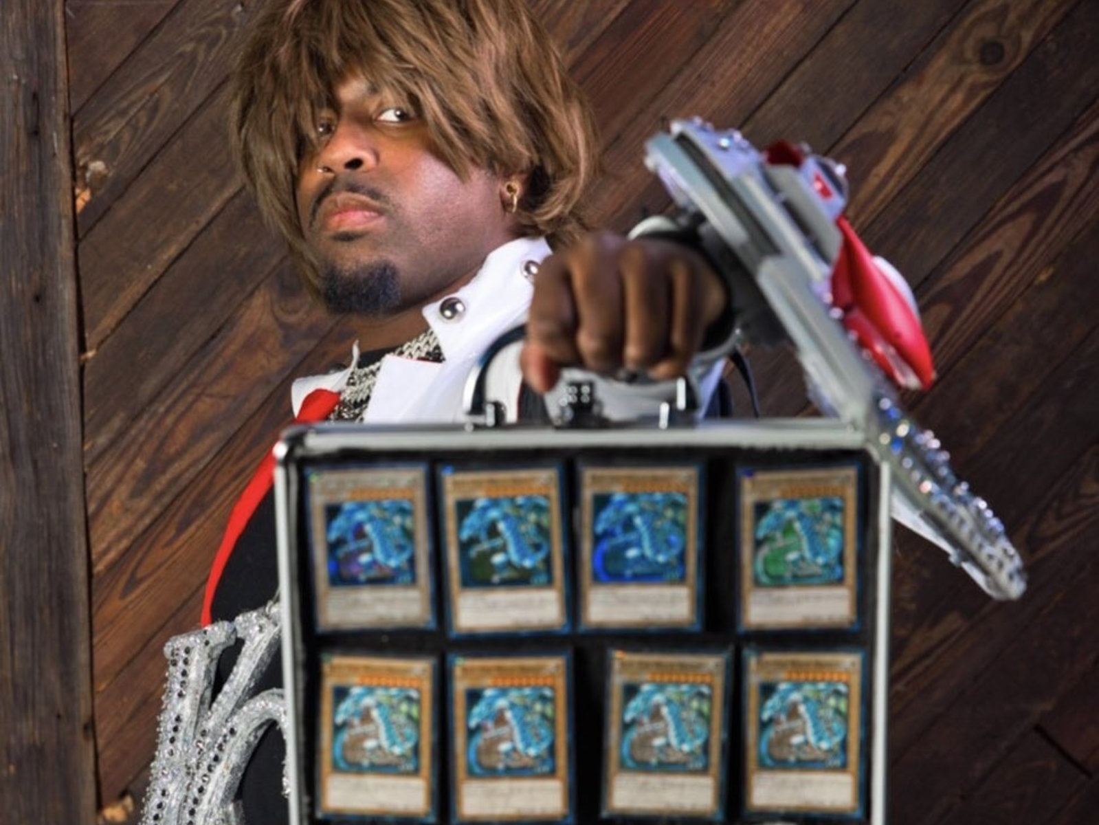 美國網友 Cosplay 《遊戲王》經典角色海馬，還秀出超過 70 張「青眼白龍卡牌」引熱議！