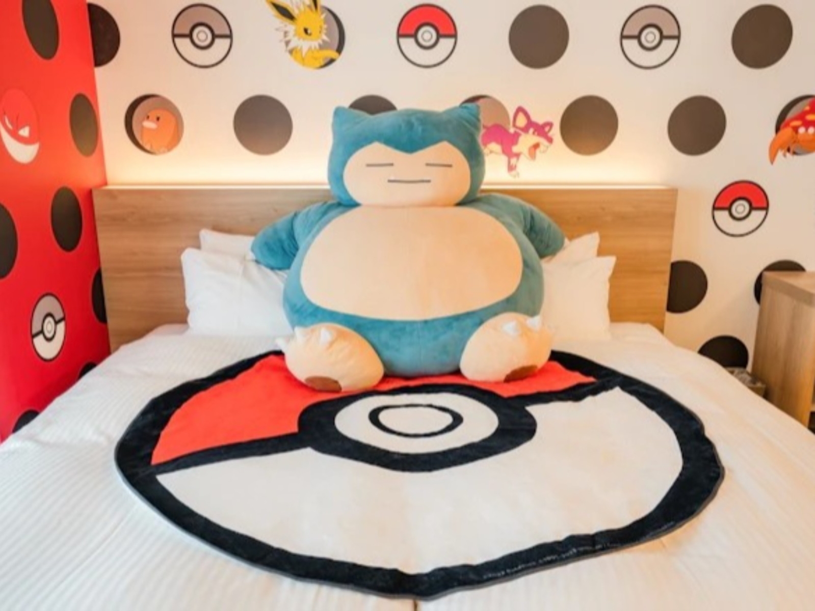 日本連鎖飯店品牌「APARTMENT HOTEL MIMARU」推出《寶可夢》主題房，巨大卡比獸玩偶陪你一起睡！