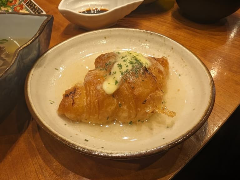 日本店家推出超獵奇美食「可頌關東煮」,謎之口味準備讓法國人崩潰!
