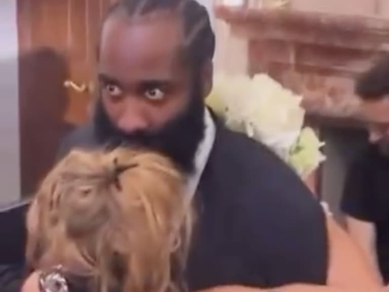 NBA/James Harden 女友接到捧花「大傻眼」表情全曝光,讓網友笑翻!