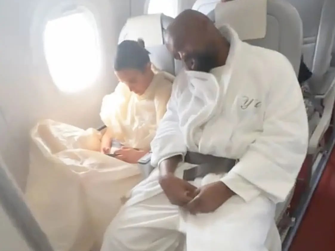 肯爺 Kanye West 和老婆比安卡索里 Bianca Censori 搭「經濟艙」沒搭私人飛機！外界猜測財務出狀況？