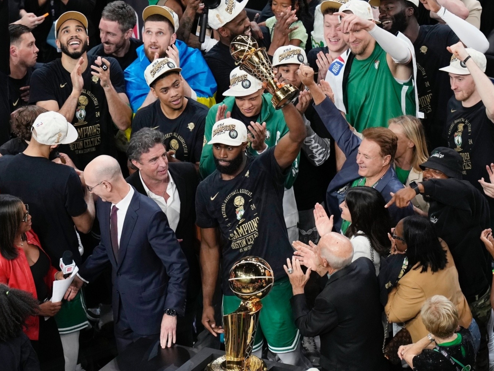 NBA／Jaylen Brown 拿下 FMVP，Jayson Tatum 在一旁鼓掌慶祝！