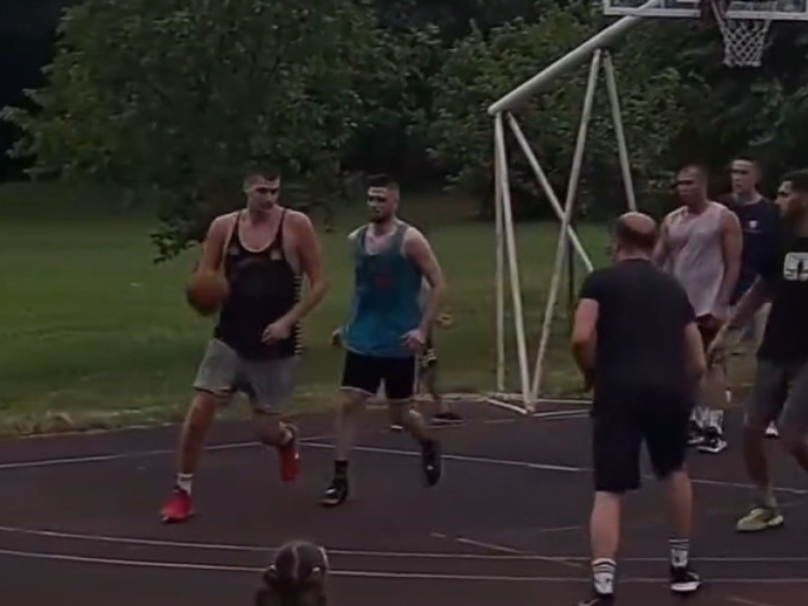 NBA／Nikola Jokic 在塞爾維亞打 3v3 鬥牛畫面遭網友瘋傳：「比總冠軍賽還精彩！」