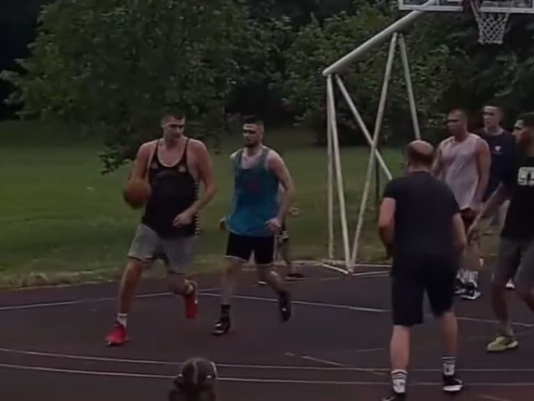 NBA/Nikola Jokic 在塞爾維亞打 3v3 鬥牛畫面遭網友瘋傳:「比總冠軍賽還精彩!」