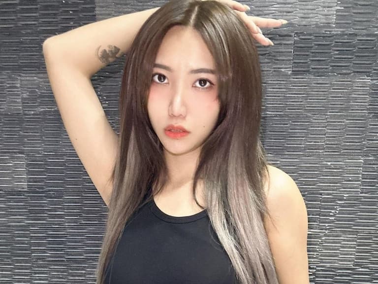 台灣女優周甯救生衣  S  號太緊繃，喊支援：「誰來幫我扣一下～」【老司J開車】