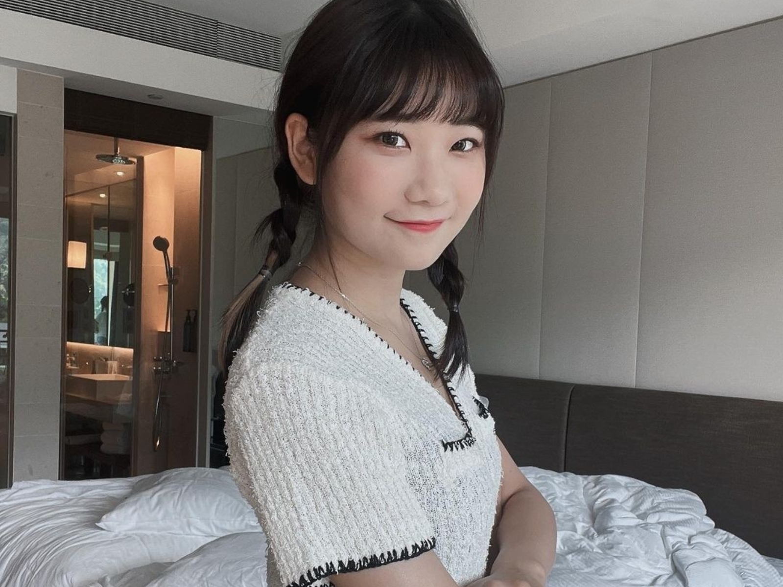 愛莉莎莎「恢單」後路線大轉彎？泳裝大洩性感曲線，網嗨：「下一步拍寫真？」【野生抓正妹】