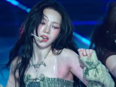 aespa Karina 腋下、腰部被服裝磨到發紅引熱議，網友心疼：「已經不是第一次！」