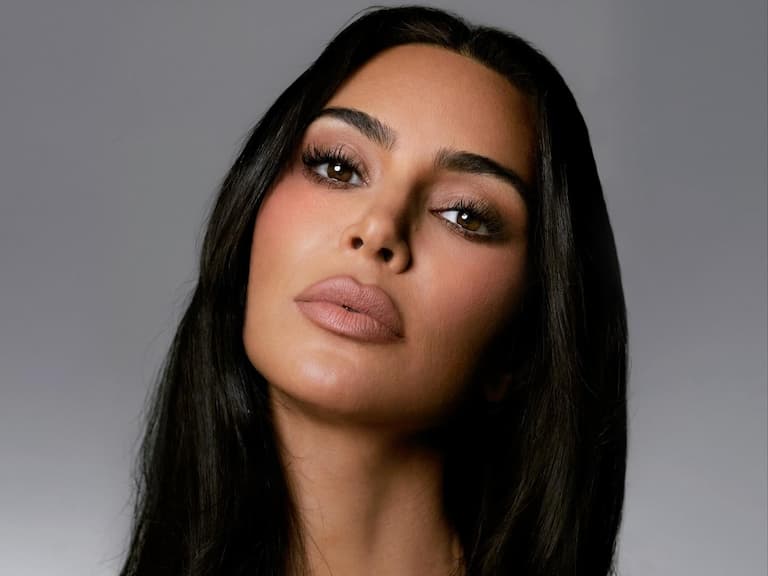 金卡戴珊 Kim Kardashian 公開完美臉龐的秘密,竟是注射「鮭魚精子」來護膚!