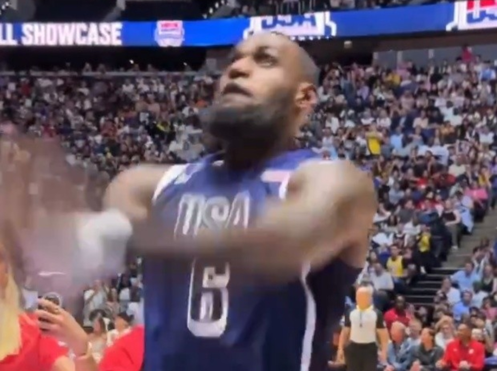 巴黎奧運／詹皇「灑粉儀式」弄到 KD，難受摀臉的浮誇畫面讓網友笑翻！