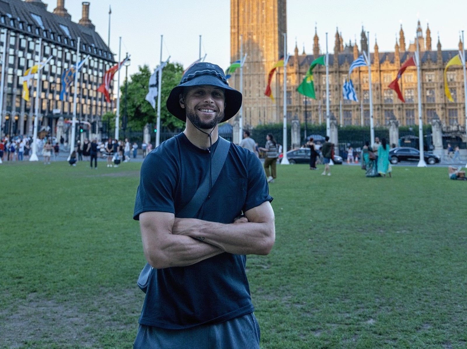 NBA／Stephen Curry 親民遊倫敦畫面曝光！向女球迷推銷自己勇士隊球衣！