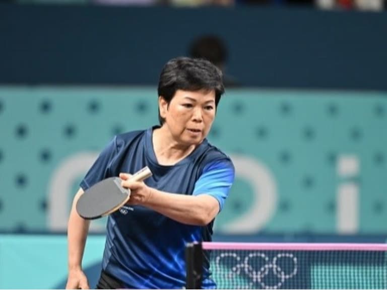 巴黎奧運／61 歲「桌球阿嬤」倪夏蓮奪奧運首勝寫下歷史，網友狂讚「真‧阿嬤都比你強！」