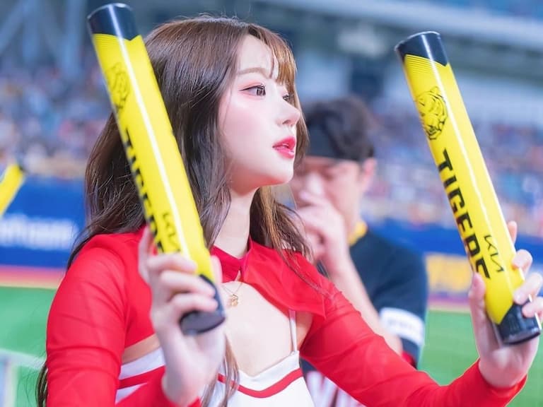 李珠珢「三振舞」風靡全台!意外撞臉百萬 Youtuber 愛莉莎莎,網驚呼:「還真的有像!」【野生抓正妹】