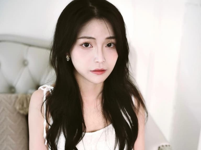 李雨倢「台大經濟系正妹」，畢業袍下暗藏洶湧曲線！【野生抓正妹】