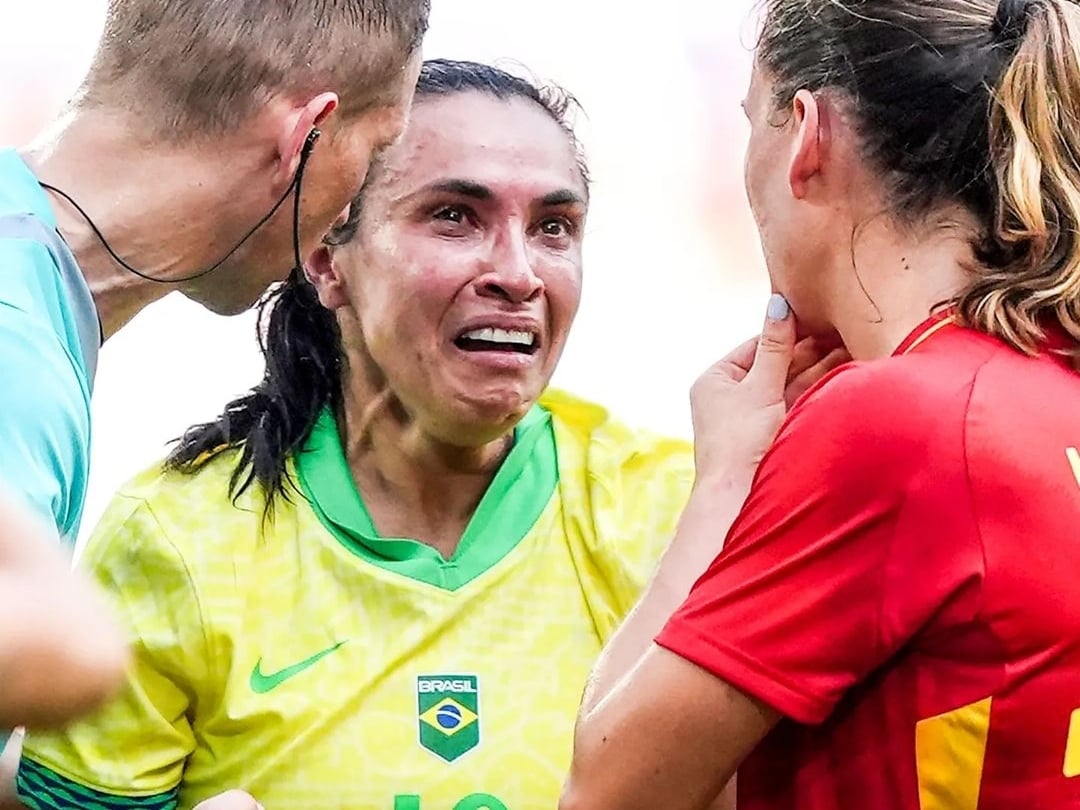 巴黎奧運／巴西足球老將 Marta 金剛腿意外重擊對方頭部，領紅牌淚灑出場！