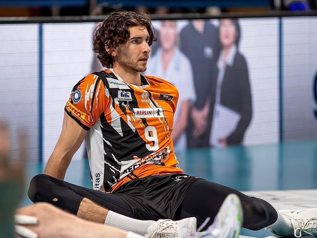 巴黎奧運／法國排球選手 Tim Carle 成男生髮型最佳範本：半丸子頭、清爽飛機頭⋯一次推薦給你！