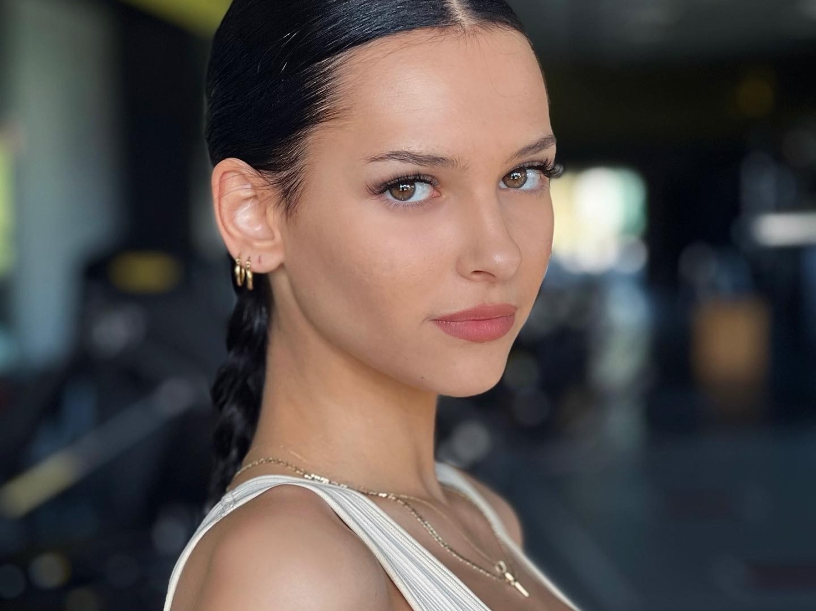 巴黎奧運／匈牙利擊劍選手 Luca Szűcs 美到像 AI 爆紅！看她如何把運動服穿得時髦又性感！