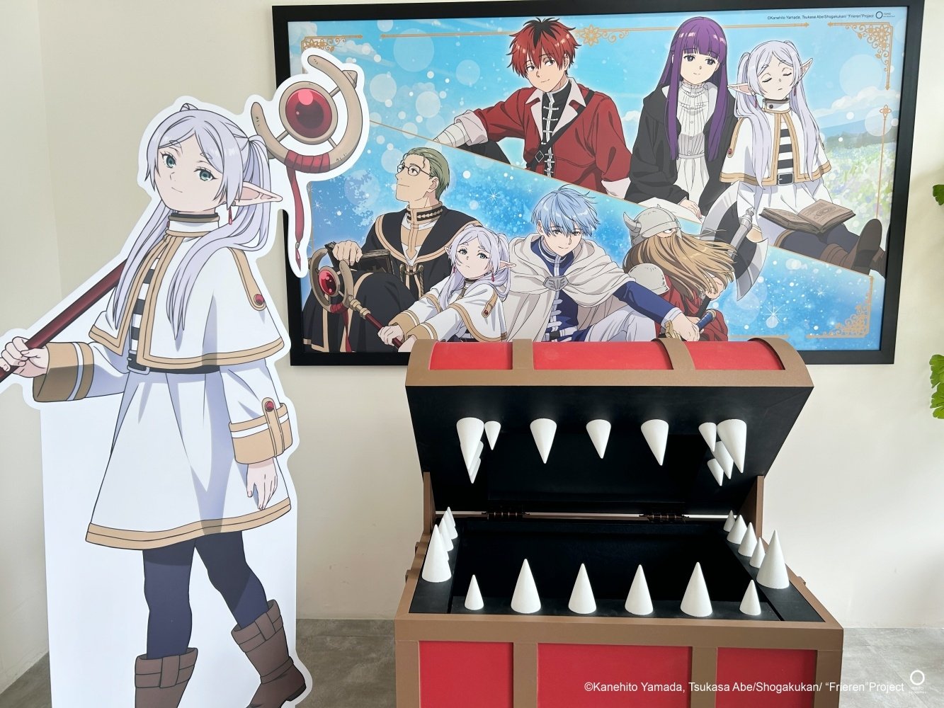 「葬送的芙莉蓮 X FANFANS CAFÉ」主題快閃咖啡廳登場，打卡場景、特色主題餐點⋯亮點介紹一次看！