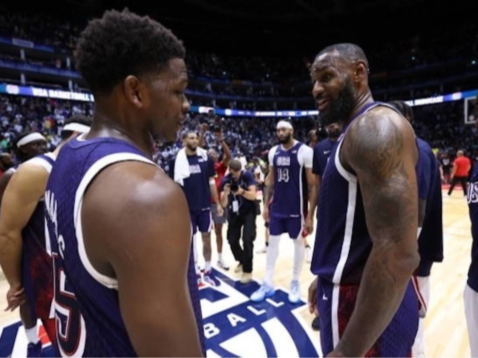 巴黎奧運／Anthony Edwards 不會噴香檳被詹皇虧「我們知道你沒經驗！」