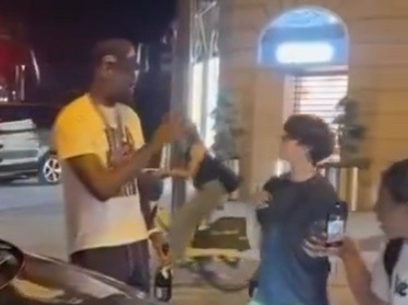 巴黎奧運／詹皇拒絕法國小球迷搭訕合照畫面曝光，連喊 3 次 Stop 嚴厲制止對方靠近！