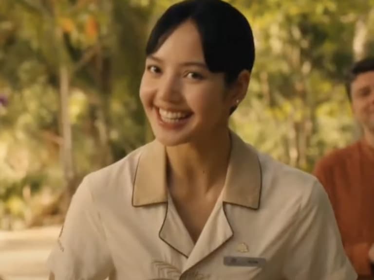 BLACKPINK Lisa 加盟 HBO《白蓮花大飯店》第 3 季預告曝光！疑似飾演接待員掀熱議！