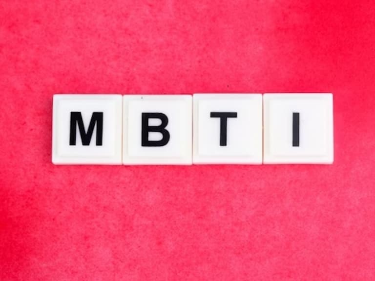 2025 最新版 MBTI 測驗出爐，免費測試連結、16 型／64 型人格解析⋯一次看！