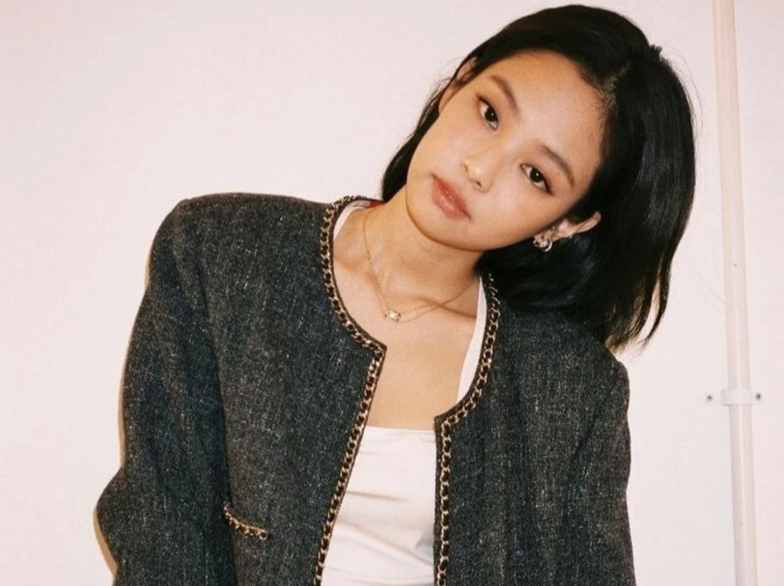 Jennie 珠寶品牌配件穿搭 4 大整理推薦：戒指、項鍊疊戴，質感提升還能瘦小臉！