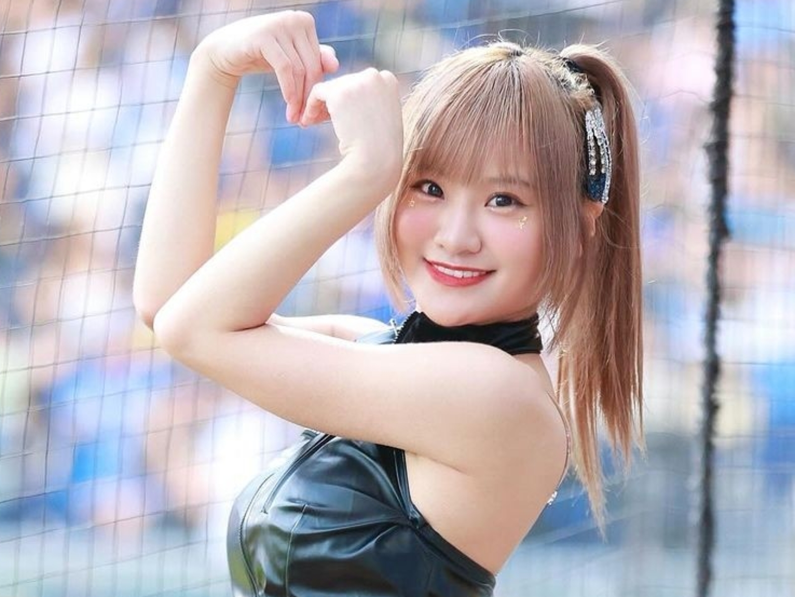 維心化身「色氣體育老師」！比基尼水中媚舞，引球迷暴動：「要怎麼專心上課？」【野生抓正妹】