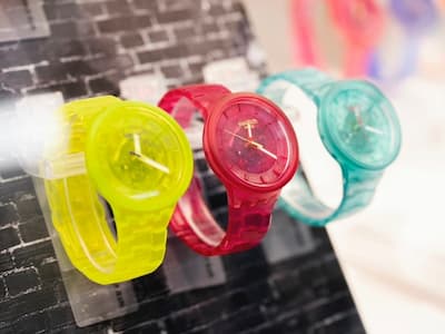 SWATCH 大尺寸腕錶 COLORS OF JOY 推出 6 款活潑透明配色！讓西門町 HIGH 起來！