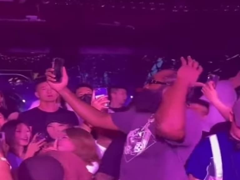 NBA／James Harden 在上海夜店狂歡，聽到〈FE!N〉打給 Travis Scott 視訊超嗨！